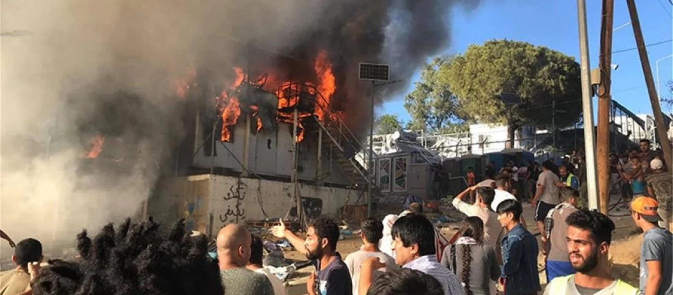 «Κill the police» φώναζαν οι χιλιάδες αλλοδαποί που έκαψαν την Μόρια: Επίθεση και στους πυροσβέστες (βίντεο)